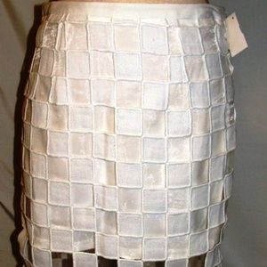 GRACIA WHITE SQUARE DESIGN SKIRT SIZE SM